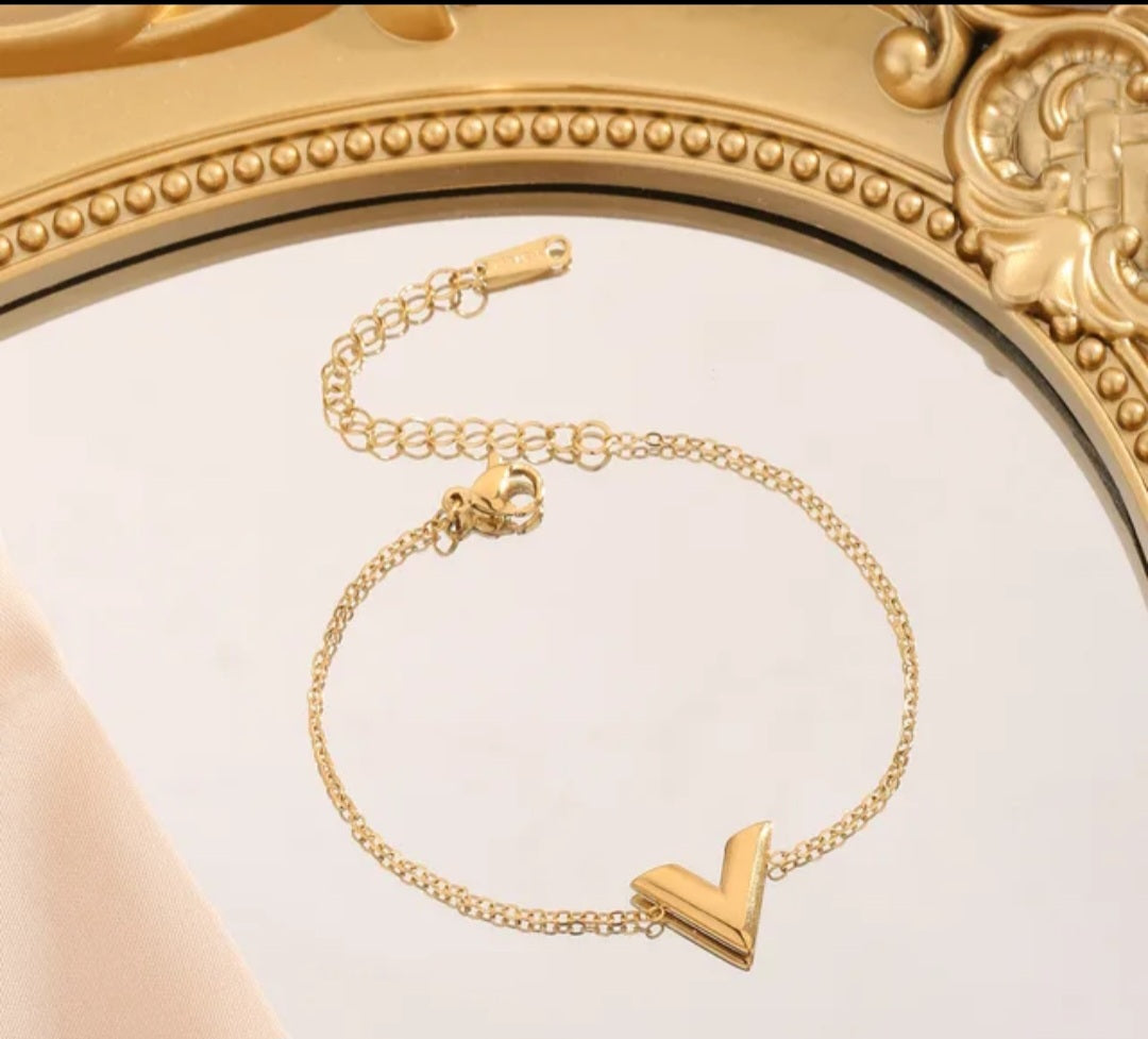 Gold V Jewelry Set – Necklace, Earrings & Bracelet